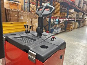 Comparative Analysis: Pallet Stackers vs. Traditional Forklifts in Modern Warehousing